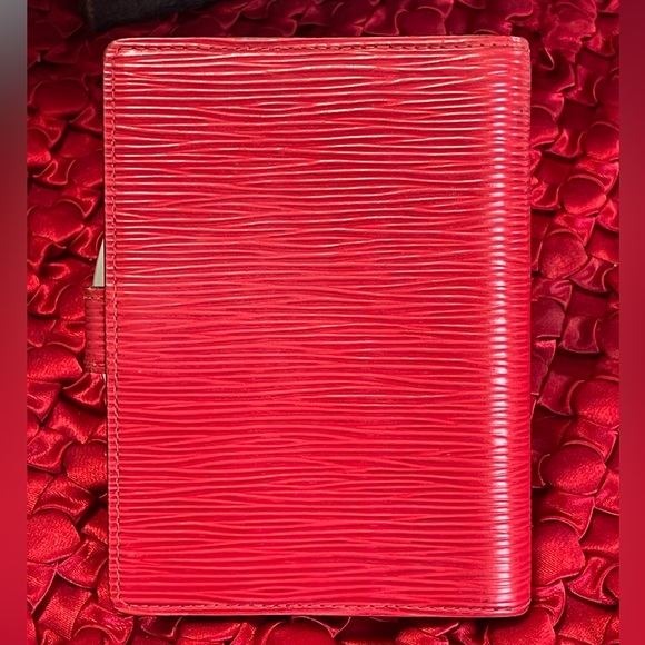 Authentic LOUIS VUITTON Red Epi Agenda cover/Wallet - Picture 2 of 9